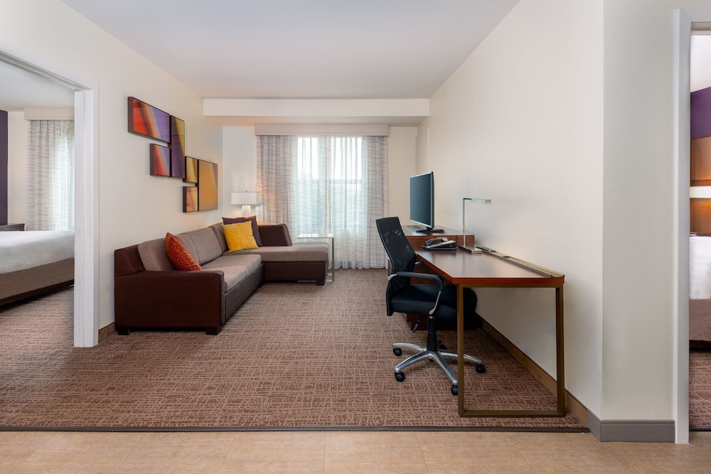 Suite, 2 Bedrooms (Mobility/Hearing Access, Roll-In Shwr) photo 1