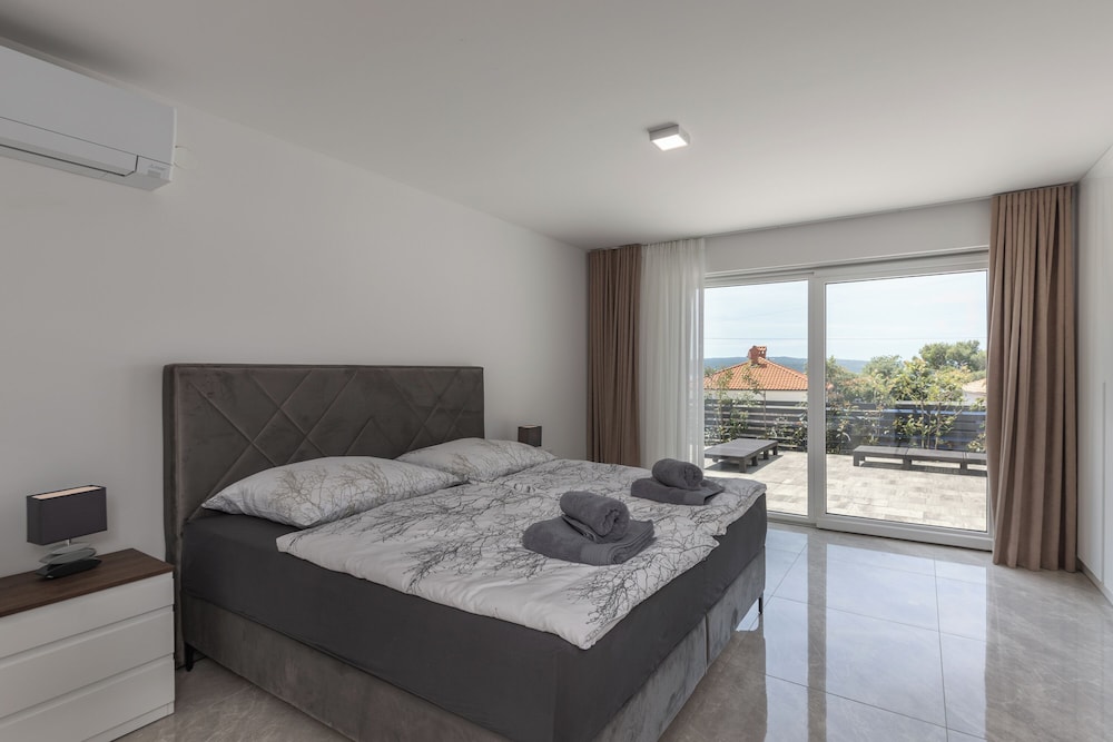Family Apartment, Multiple Bedrooms, Sea Facing (Spacious Pool Apartment Crikvenica)
