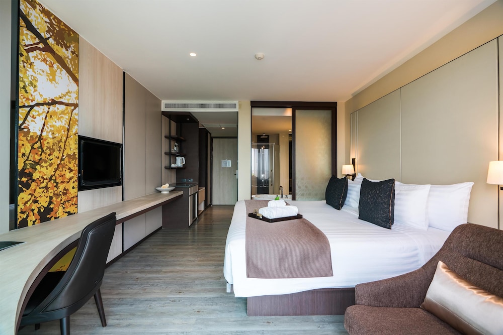 Deluxe Room, 1 King Bed, Non Smoking, Balcony photo 3