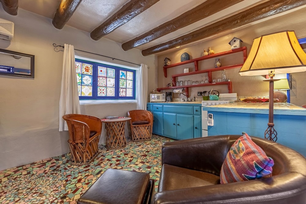Deluxe Cottage, 1 Queen Bed, Hot Tub, Courtyard Area photo 2
