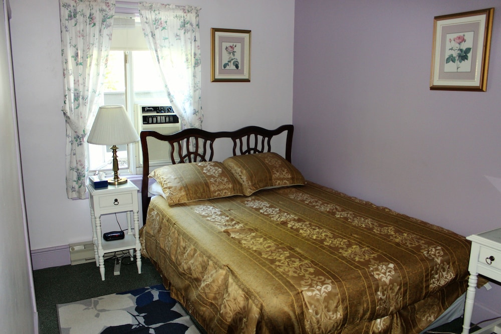 Small Single Room with Queen Bed, 1 guest Only photo 1