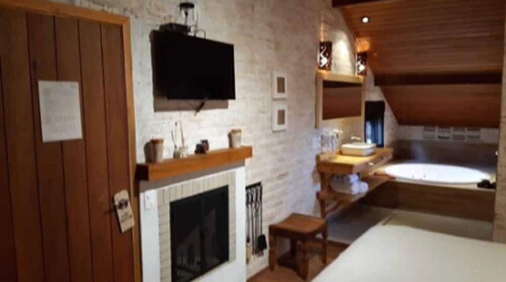 Design Suite, 1 Queen Bed, Hot Tub, Garden View photo 2