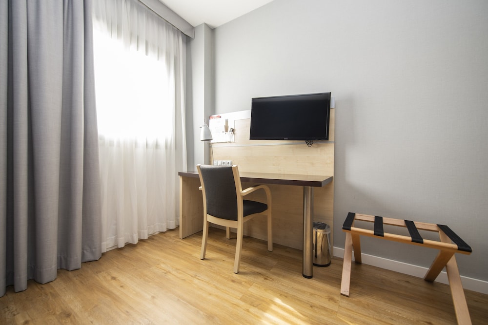 Standard Room, 1 Queen Bed, Accessible (Free Breakfast) - Photo 5