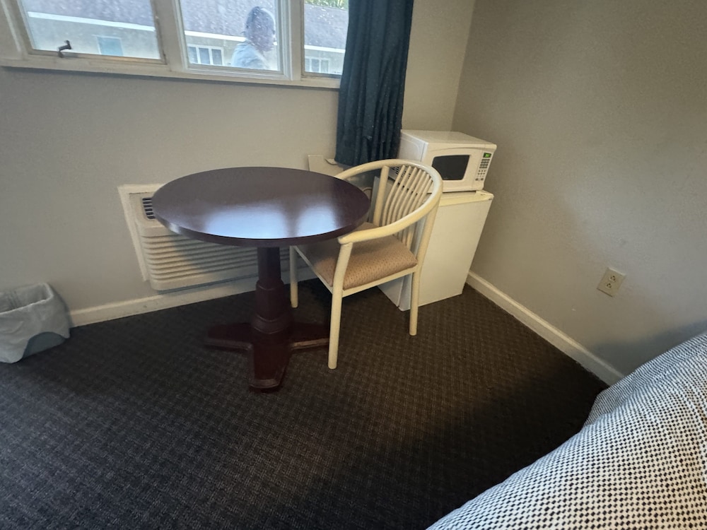 Standard Room, 1 Queen Bed, Non Smoking photo 3