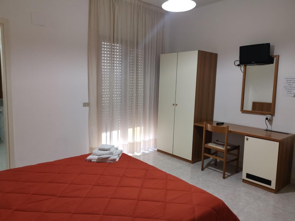 Standard Double or Twin Room - Photo 2