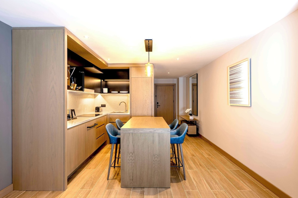 Suite, 1 Bedroom, Kitchen photo 2