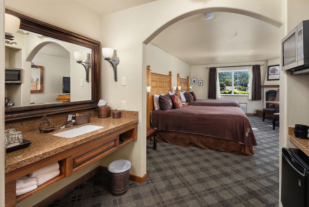 Room, 1 King Bed, Fireplace (Village View) photo 3