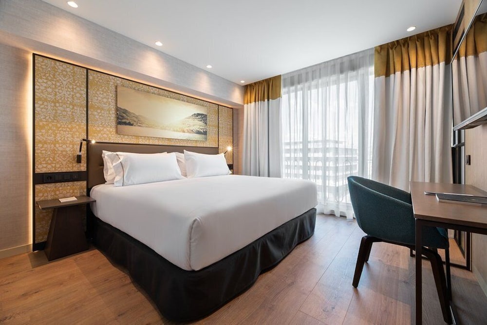 Deluxe Double Room (View and Balcony) - Photo 4
