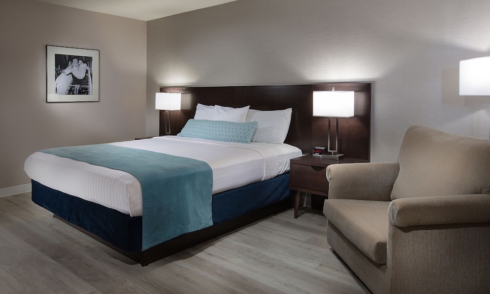 Room, 1 King Bed (Coast King with Wetbar) - Photo 1