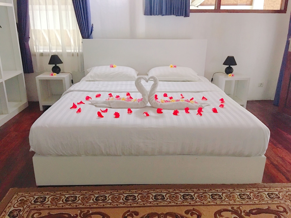 Comfort Room, 1 Queen Bed, Pool View photo 1