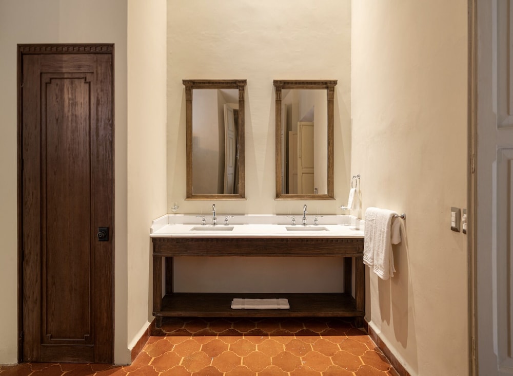 Executive Suite - Photo 3
