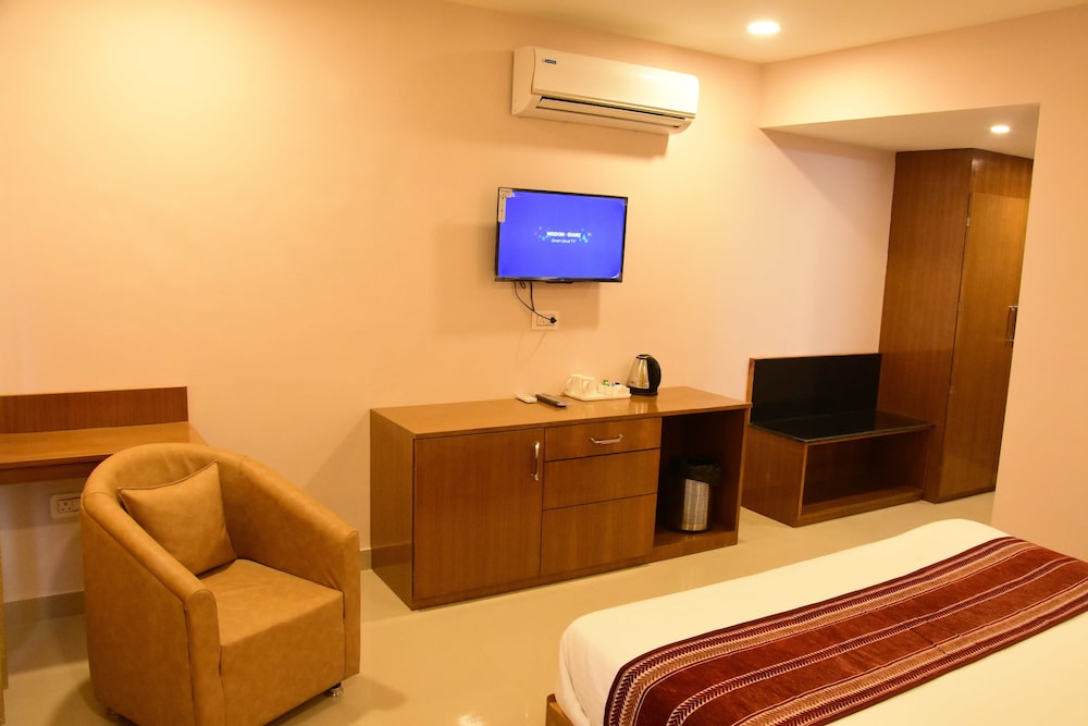 Premium Double Room, 1 King Bed (with Banganga / Helipad Drop) photo 2