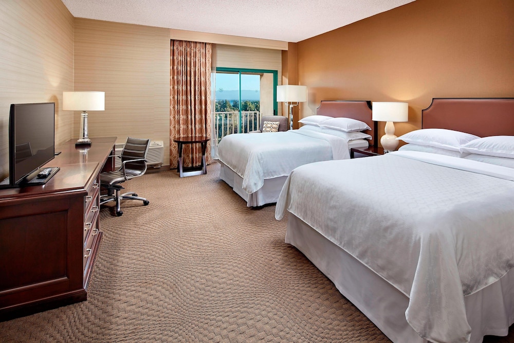 Club Room, 2 Queen Beds, Balcony - Photo 1