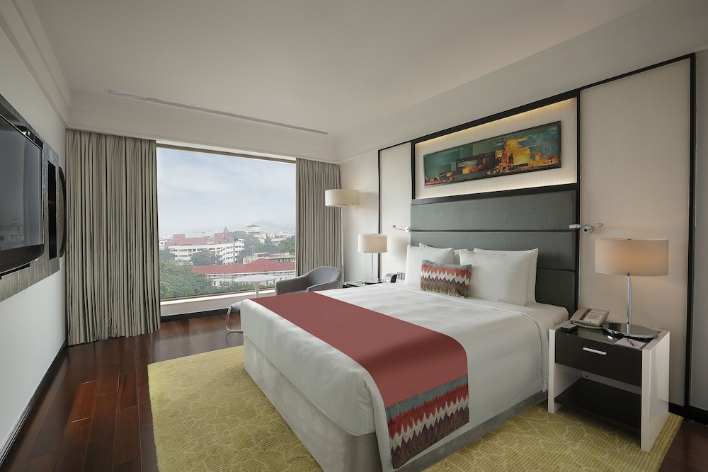 Suite, 1 King Bed, Smoking (Additional Living Area)