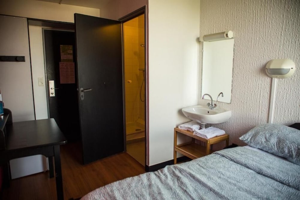 Superior Twin Room (With Shower) photo 3