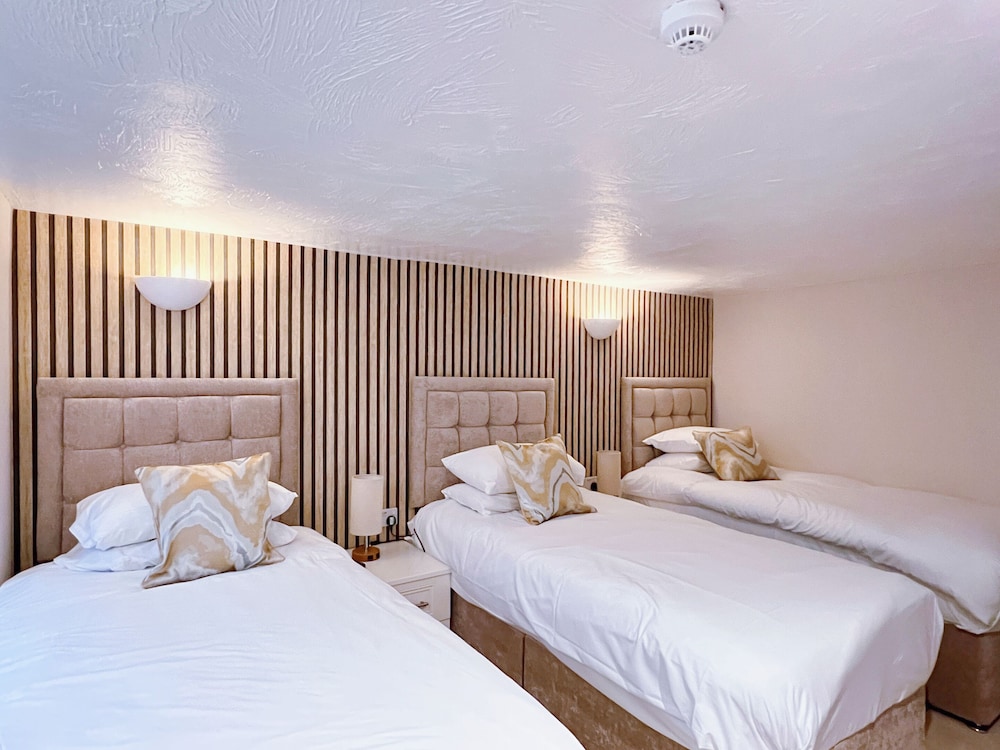 Basic Triple Room, Ensuite (Basement Youth Room) - Photo 4