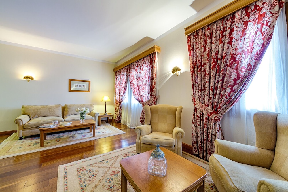 Junior Suite (2 Adults) - Photo 4