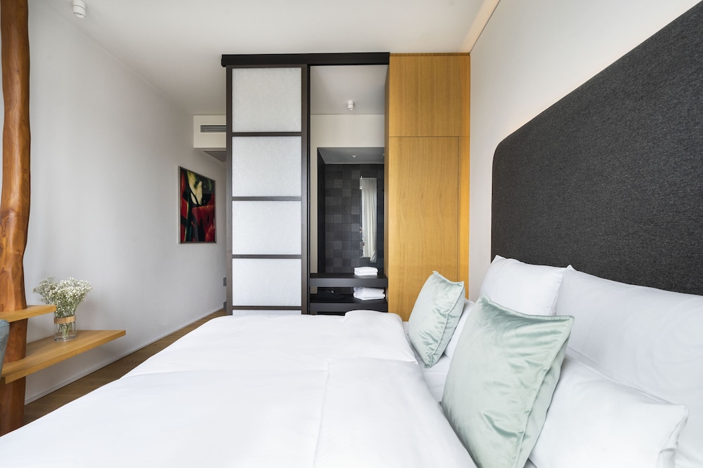 Medium Room with Balcony photo 3