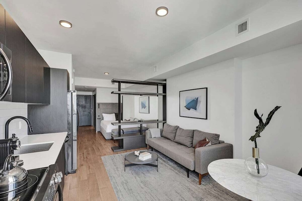 Classic Studio, 1 King Bed, Non Smoking (Elser 2705) photo 1