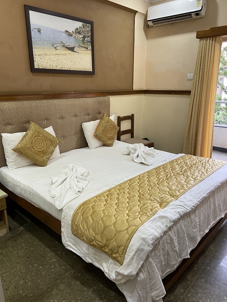 Deluxe Room with Balcony - Photo 3