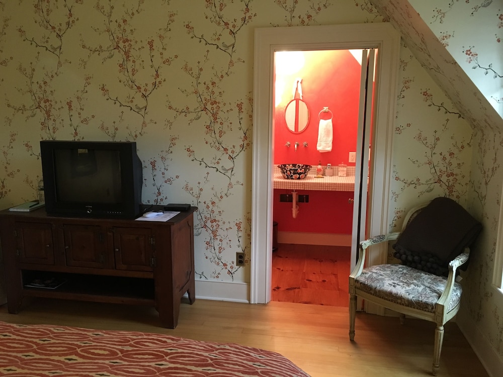 Deluxe Room, 1 Queen Bed, Ensuite (Apple Blossom) photo 3