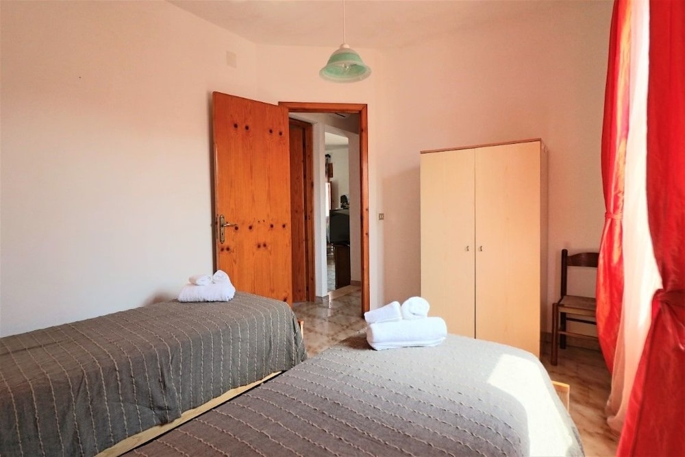 House, 2 Bedrooms photo 2