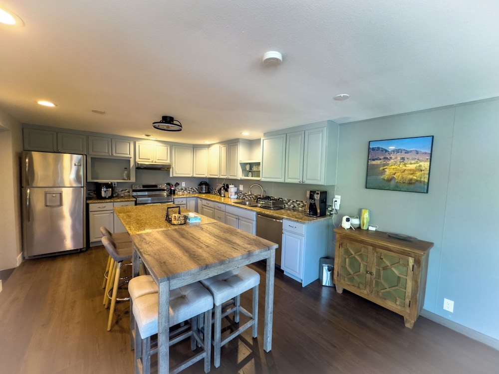 Luxury Suite, 1 King Bed with Sofa bed, Kitchen, Lake View