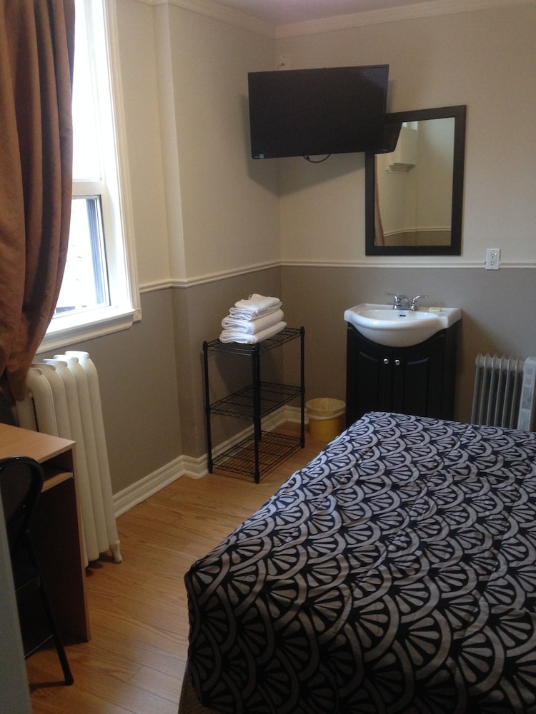 Basic Room, 1 Double Bed, Private Bathroom - Photo 5
