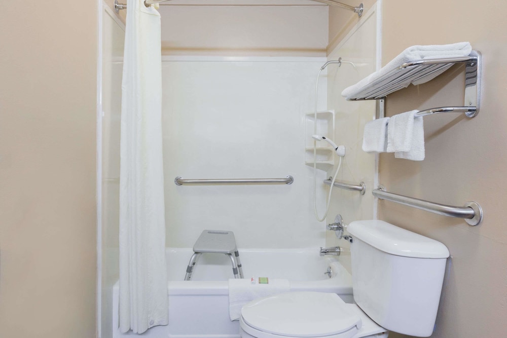 Room, 1 King Bed, Accessible, Non Smoking (Tub with Grab Bars) photo 3