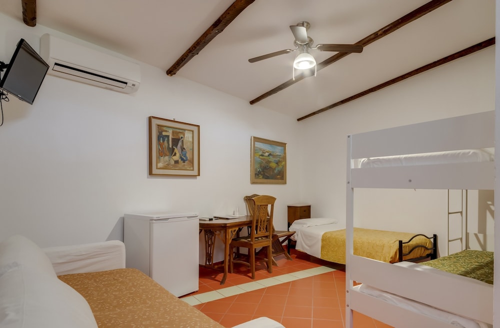 Junior Suite, 2 Bedrooms, No Windows photo 3