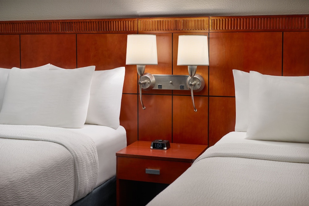 Suite, 1 Bedroom - Photo 2