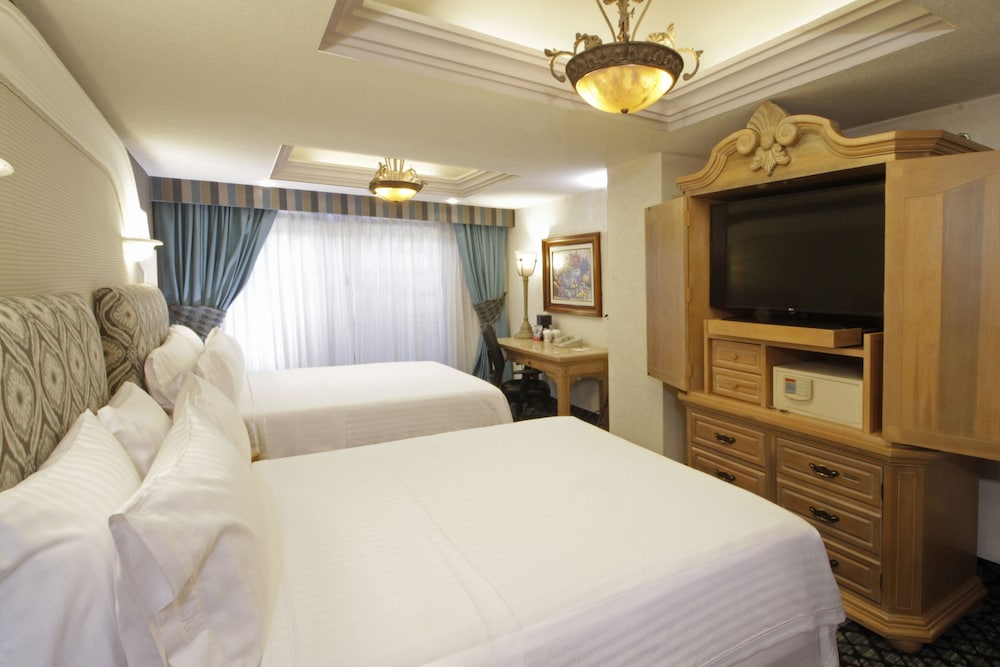 Premium Room, 2 Queen Beds - Photo 2