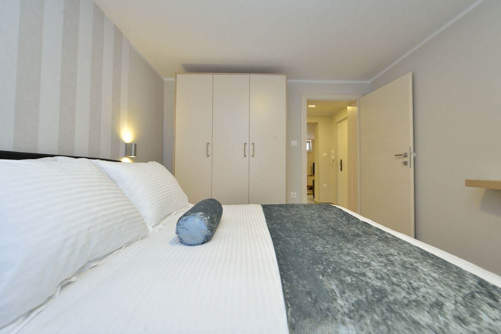 Standard Apartment, 1 Queen Bed with Sofa bed (Semi - Basement ) photo 1