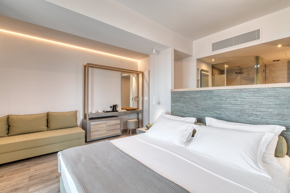 Deluxe Triple Room, City View - Photo 3