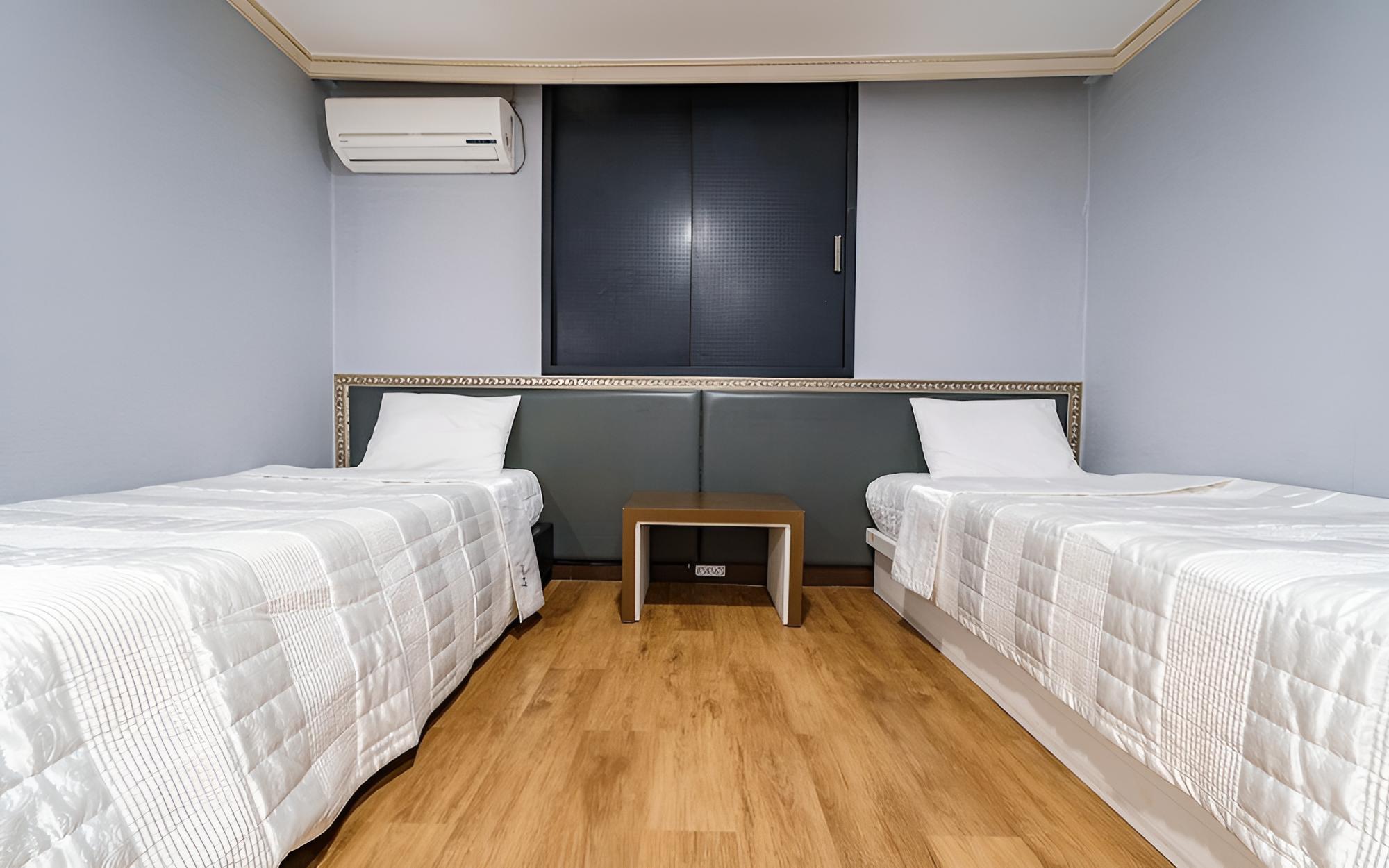 Room (Twin beds (PC YouTube Netflix free)) photo 1