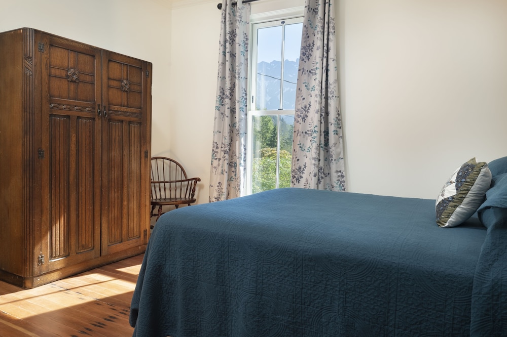Room 2 with Shared Bath photo 1