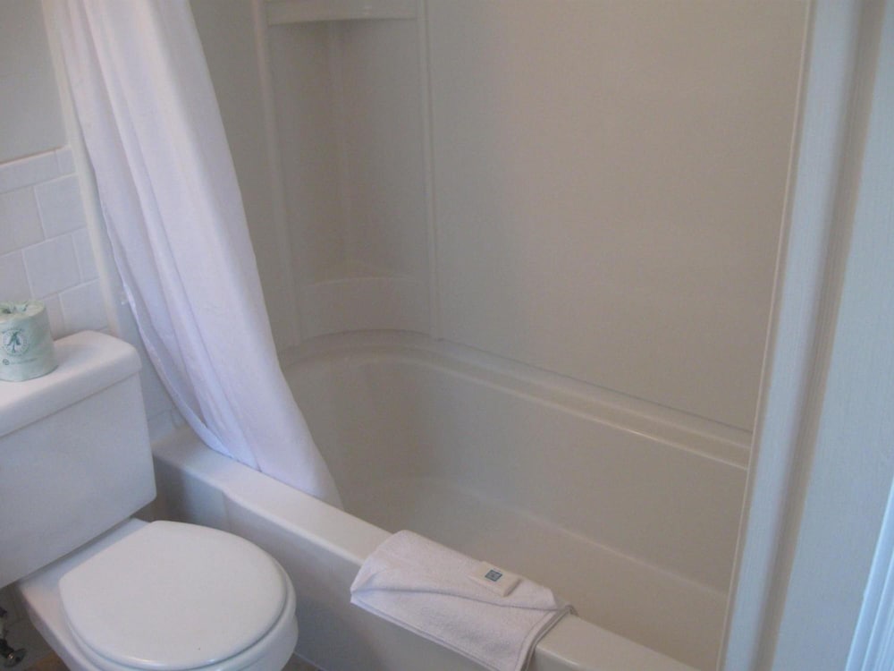 Standard Room, 1 Queen and 1 Twin Bed photo 3