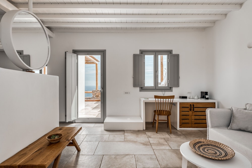 Superior Suite, Jetted Tub, Sea View photo 3