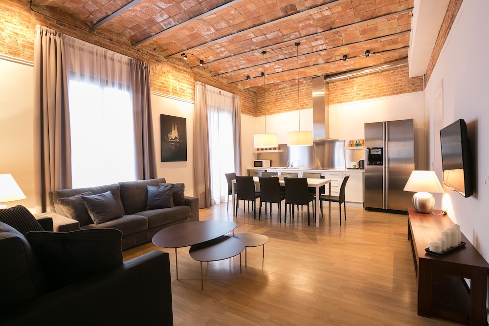 Apartamento Cómodo, 4 Habitaciones (Ronda Universitat 15)