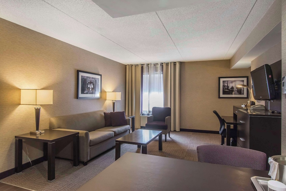 Suite, Accessible, Non Smoking - Photo 2
