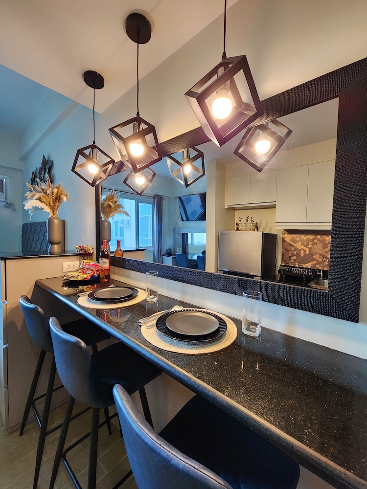 Standard Studio, 1 King Bed, Kitchenette, Mountain View photo 3