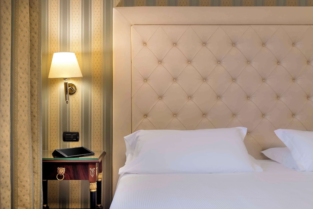 Family Suite, 1 King Bed, Non Smoking (with Sofabed) - Photo 3