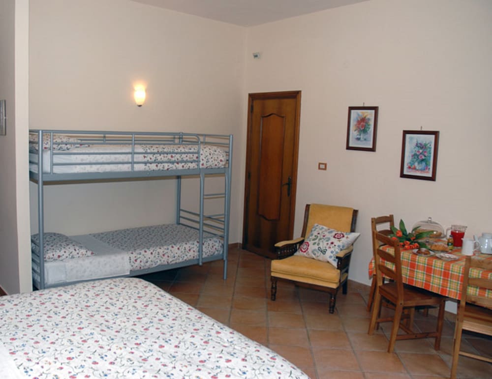 Classic Quadruple Room photo 2