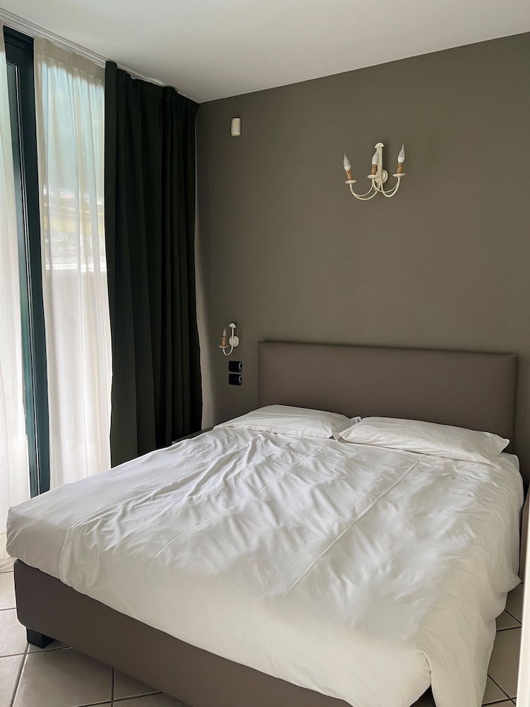 Standard Suite, 1 Bedroom, Terrace, Lake View - Photo 2