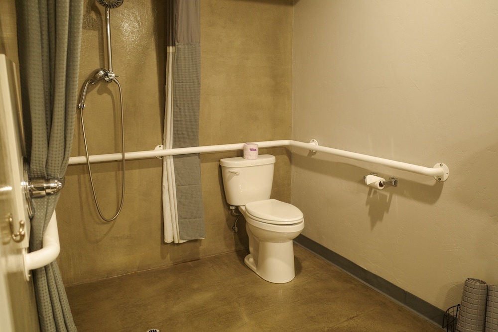King Queen Queen ADA Suite photo 3