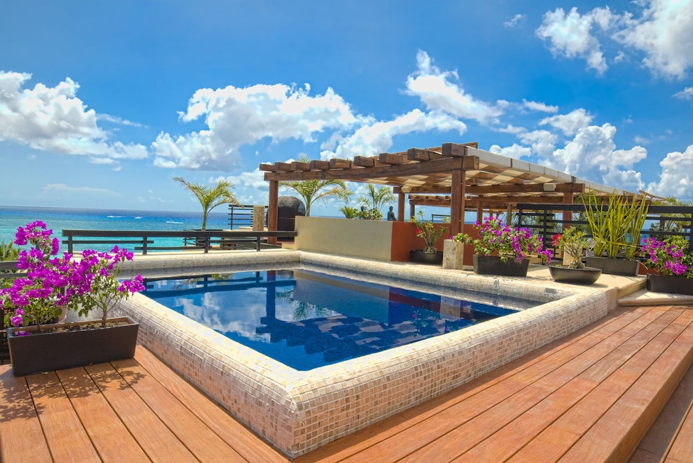 La Divina Three Bedroom Penthouse with Rooftop and Private Pool