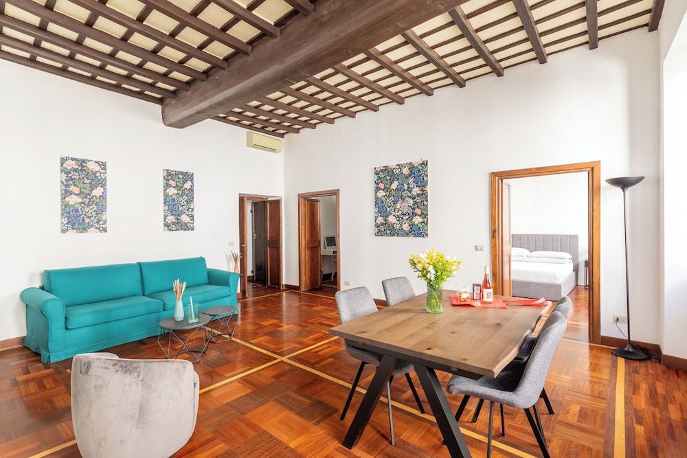3 Bedroom Campo de Fiori Large and Beautiful Apartment (via Dei Banchi Vecchi 35)