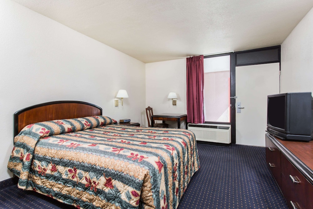 Suite, 1 King Bed, Kitchenette - Photo 1