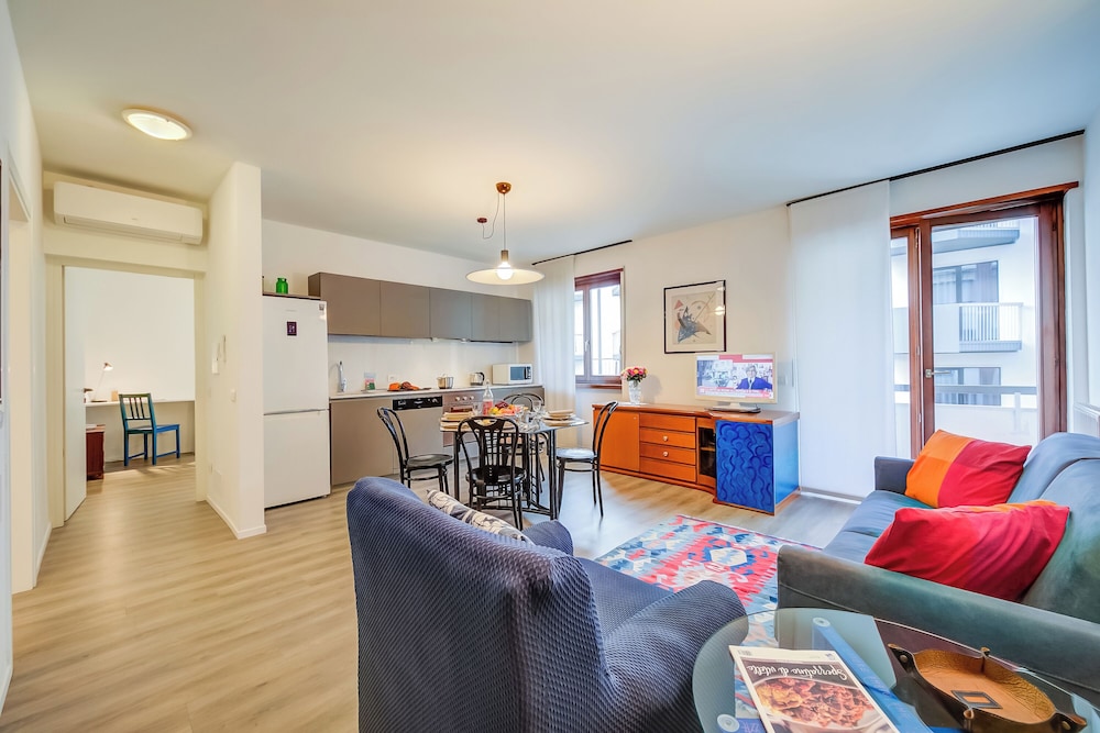 Family Apartment, Multiple Bedrooms, Refrigerator & Microwave (Domus Raffaella)