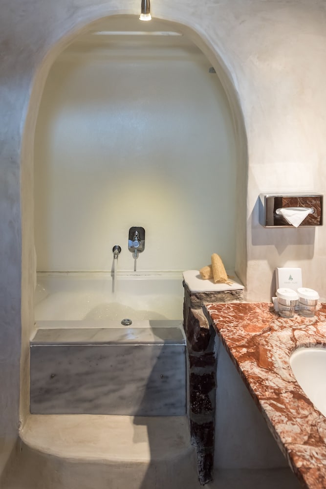 Honeymoon Suite, Jetted Tub (Sunset, Caldera View) - Photo 10